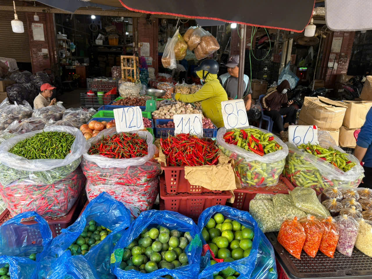 Rau củ quả tươi sỉ tại Chợ Đầu Mối Hóc Môn
